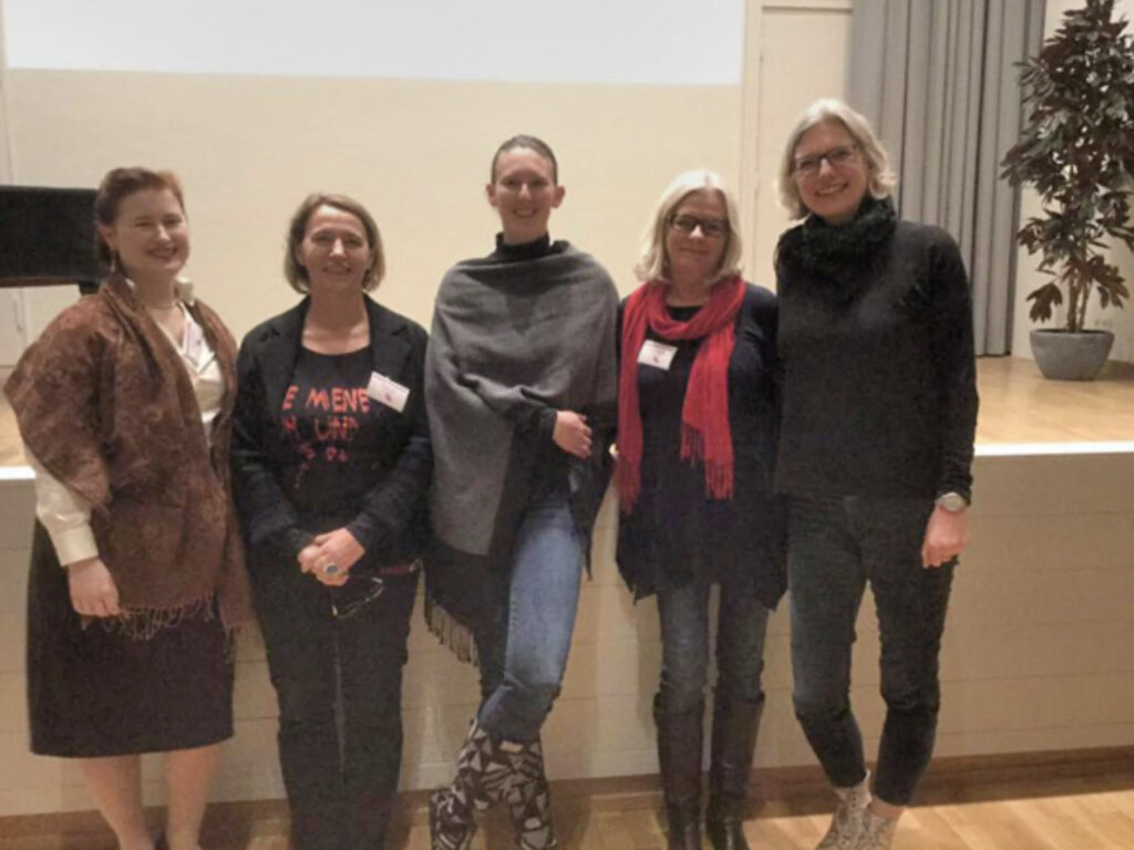 Eindrücke der Veranstaltung zum 8. März 2016 im Abaton Kino. Zu sehen sind Rednerinnen auf dem Podium und Gästinnen im Publikum.