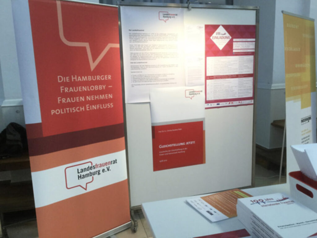 Eindrücke der Veranstaltung zum 8. März 2016 im Abaton Kino. Zu sehen sind Rednerinnen auf dem Podium und Gästinnen im Publikum.