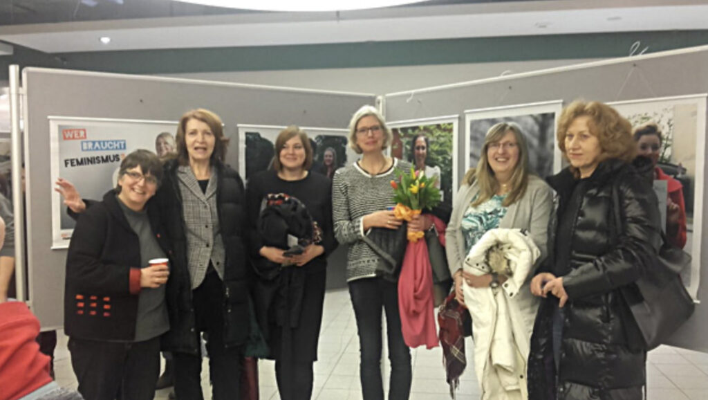 Eindrücke der Veranstaltung zum 8. März 2016 im Gewerkschaftshaus. Zu sehen sind Rednerinnen auf dem Podium und Gästinnen im Publikum.