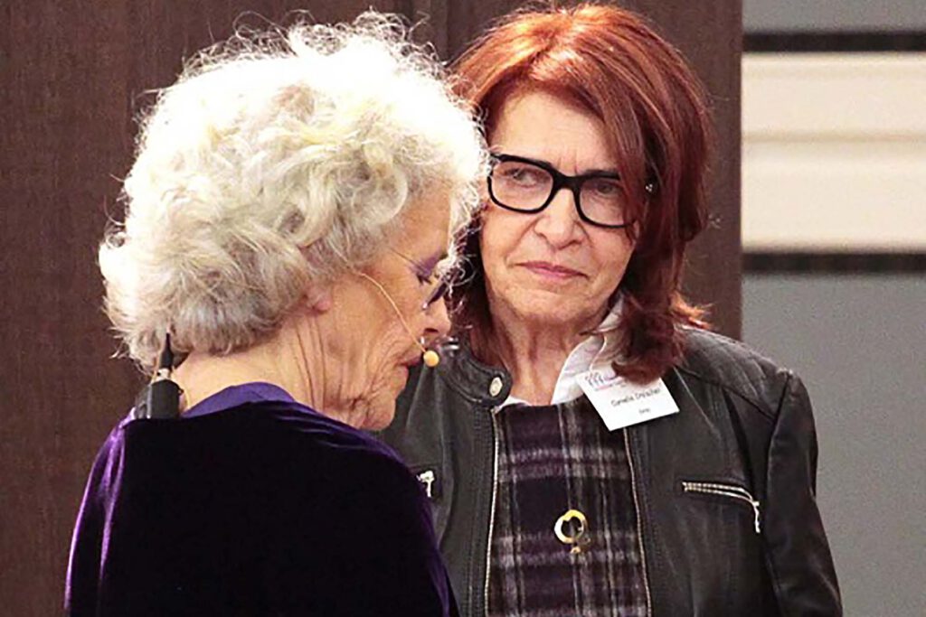 Eindrücke der Veranstaltung zum 8. März 2017 im Gewerkschaftshaus. Zu sehen sind Rednerinnen auf dem Podium und Gästinnen im Publikum.