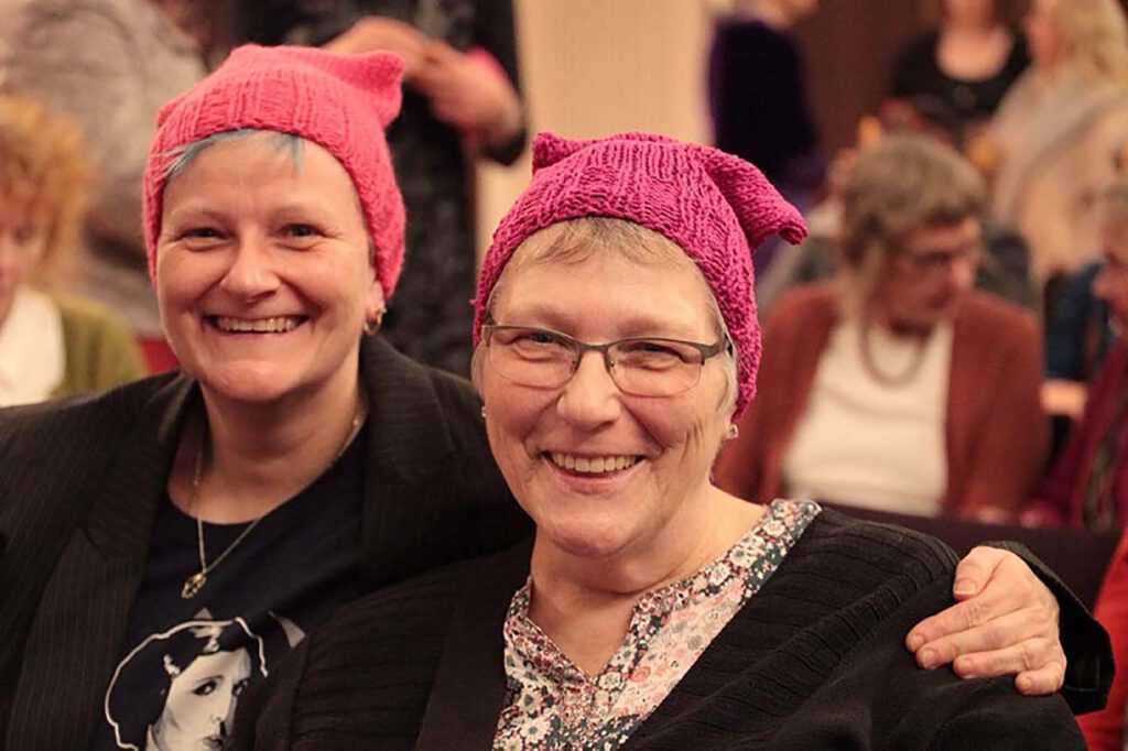 Eindrücke der Veranstaltung zum 8. März 2017 im Gewerkschaftshaus. Zu sehen sind Rednerinnen auf dem Podium und Gästinnen im Publikum.