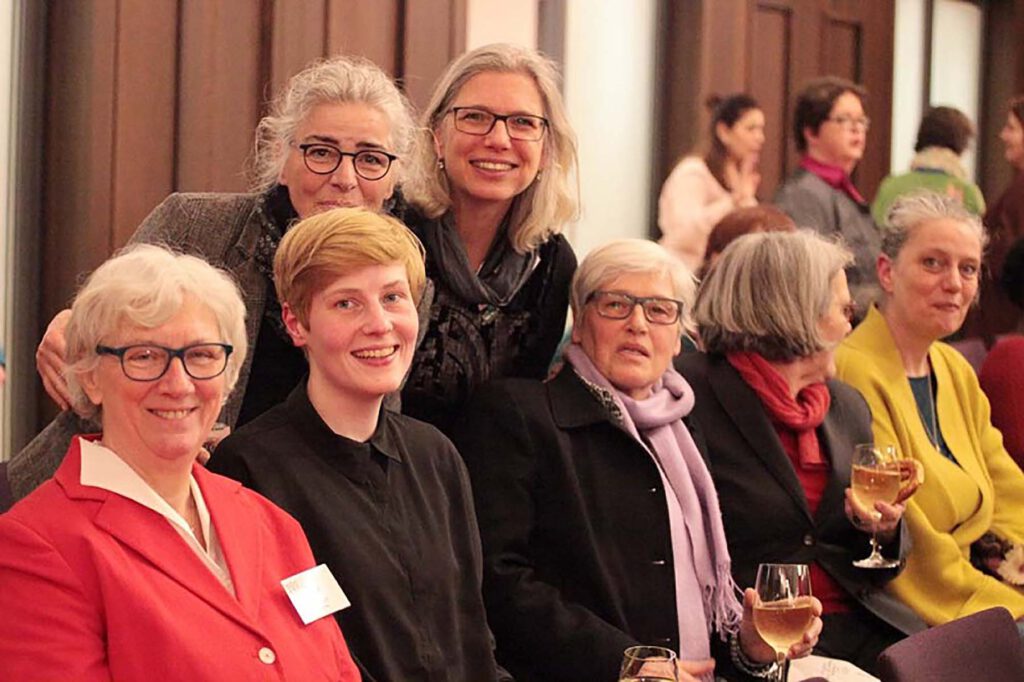 Eindrücke der Veranstaltung zum 8. März 2017 im Gewerkschaftshaus. Zu sehen sind Rednerinnen auf dem Podium und Gästinnen im Publikum.