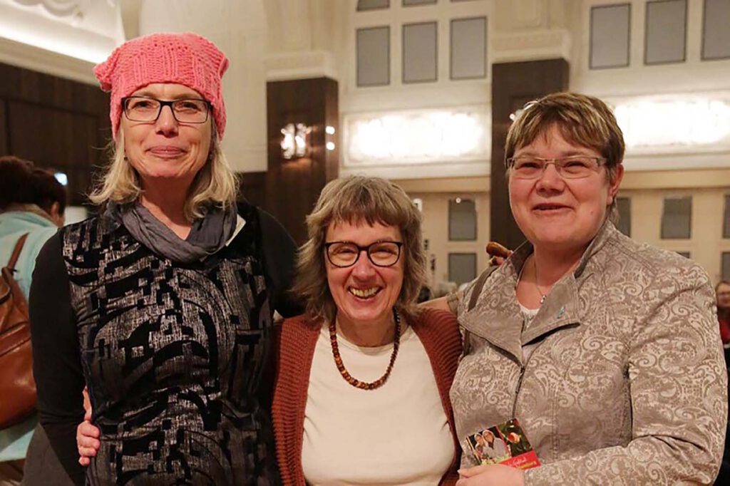 Eindrücke der Veranstaltung zum 8. März 2017 im Gewerkschaftshaus. Zu sehen sind Rednerinnen auf dem Podium und Gästinnen im Publikum.