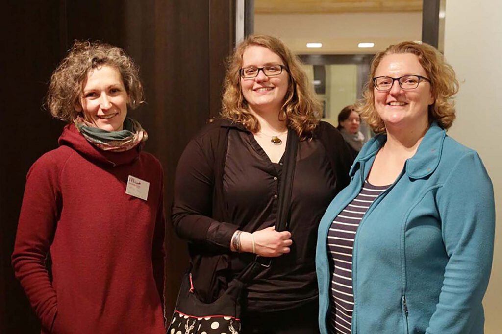 Eindrücke der Veranstaltung zum 8. März 2017 im Gewerkschaftshaus. Zu sehen sind Rednerinnen auf dem Podium und Gästinnen im Publikum.