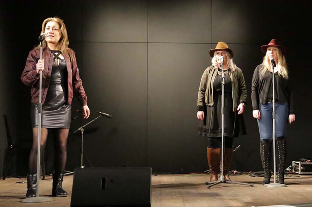 Eindrücke der Veranstaltung zum 8. März 2017 im Gewerkschaftshaus. Zu sehen sind Rednerinnen auf dem Podium und Gästinnen im Publikum.